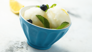 Sorbet citron basilic par Novascope dresse dans un bol